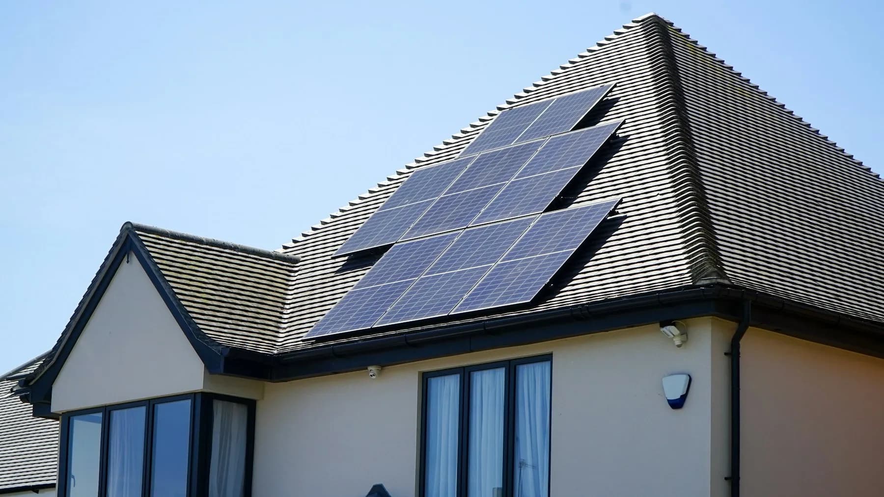 SolarOnn engineer surveying a rooftop in Jaipur during a free solar consultation